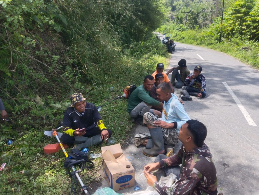 gotong royong adalah budaya bekerja sama, tolong menolong,dan saling membantu secara suka rela